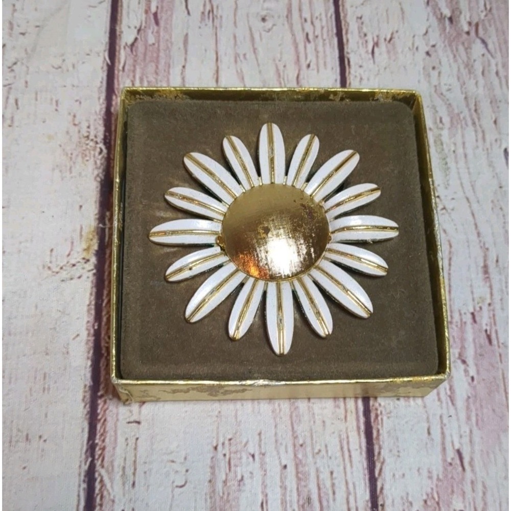 Vintage Avon White and Gold Daisy Brooch